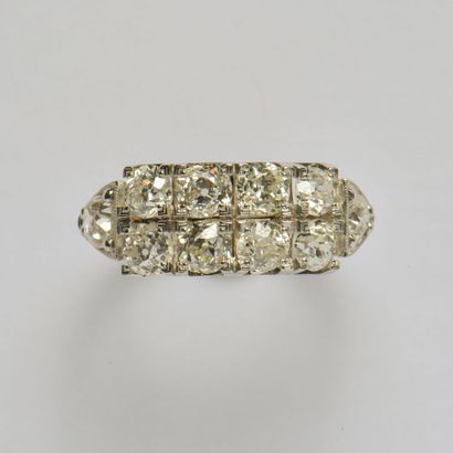 null 18K (750/oo) white gold ring centered with two lines of round old-cut diamonds,...