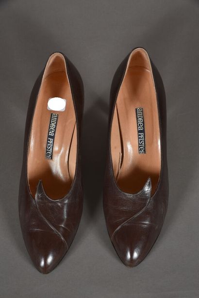 null ANDREA PFISTER. Pair of brown leather pumps with a comma cut effect on the vamp....