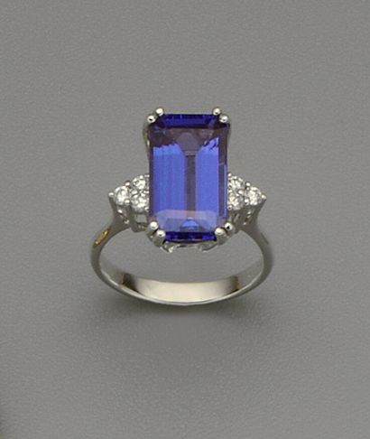 null An 18K (750/oo) white gold ring centered on a rectangular Tanzanite of approximately...