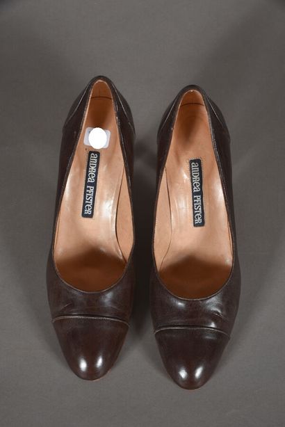 null ANDREA PFISTER. Pair of brown leather pumps with cut-out toe and heel effect....