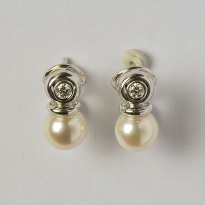 Pair of 18K (750/oo) white gold ear clips...
