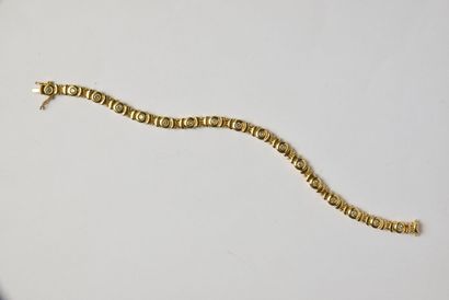 null Line bracelet in 18K yellow gold (750/oo) composed of links with geometric decoration...