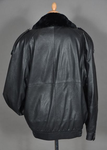 null DANIEL ARNAUD. Black leather jacket, fur collar, zipper closure, buttoned front...