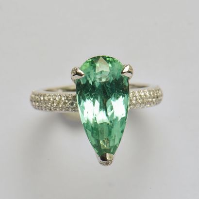 null 18K (750/oo) white gold ring centered on a pear-cut green "Mint" Tourmaline...