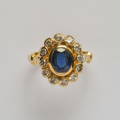 18K (750/oo) yellow gold ring centered on...