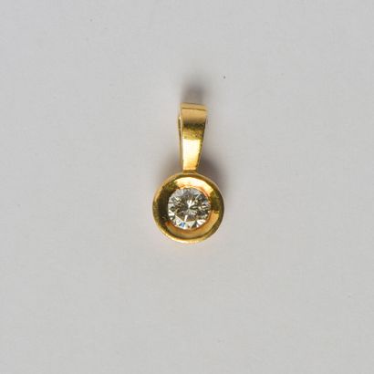 Pendant in 18K yellow gold (750/oo) set with...
