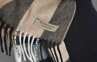 null BURBERRY. Large scarf, can be worn as a stole, in tartan printed cashmere, fringed...
