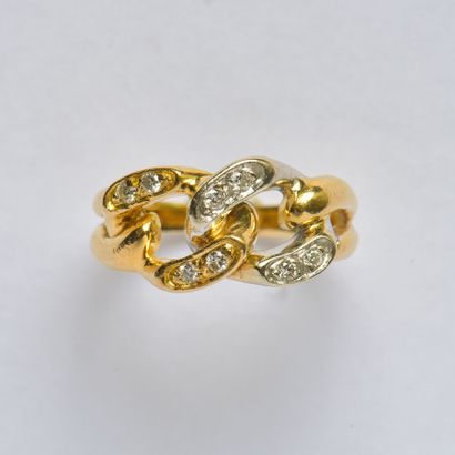 null 18K (750/oo) gold two-tone ring, the central design featuring two curb links...