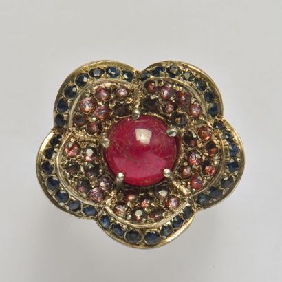 null Silver ring (800/oo) featuring a flower centered on a ruby cabochon (treated...