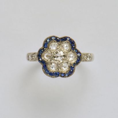 null 18K (750/oo) white gold ring, the top forming a polylobed flower centered with...