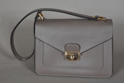 null LONGCHAMP. Elephant gray grained leather envelope bag, signed push-button clasp...