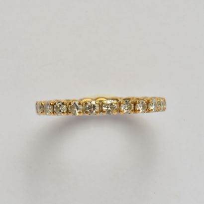 null *Alliance américaine en or jaune 18K (750/oo) sertie de diamants taille brillant...