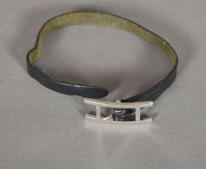 null HERMES Paris. Black leather bracelet, silver plated H buckle. Width 0,7cm, total...