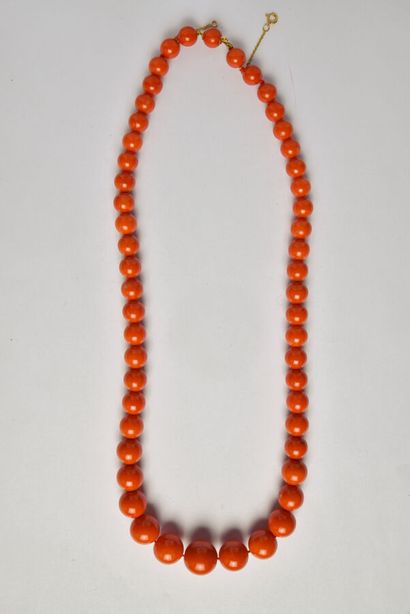 null Necklace of coral pearls in fall (diameters: 8 to 14.3 mm approximately), the...