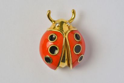 DOBROW: 18K (750/oo) yellow gold brooch featuring...