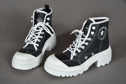 null CHRISTIAN DIOR. Pair of D-Rise boots in black leather, laces and white notched...