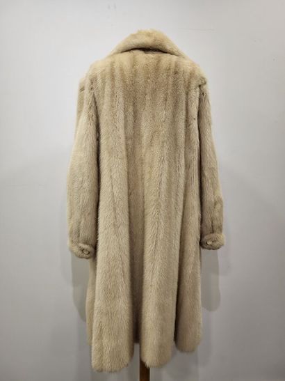 null GUY VIDAL.
Long coat in Palomino mink, wide collar, single breasted buttoning,...