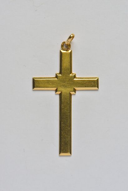 null Pendant "Cross" in 18K yellow gold (750/oo) smooth. Dimensions: 43 x 25 mm approximately....