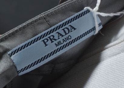 null PRADA Pantalon soie gris argenté, pince devant, larges revers. T40 italien.