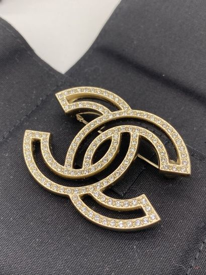 null CHANEL. Important brooch in gilded openwork metal enhanced with rhinestones....