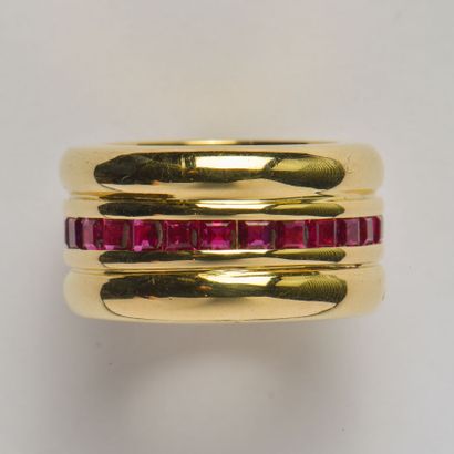 null 18K (750/oo) yellow gold wide ring formed of three gadroons, the central one...