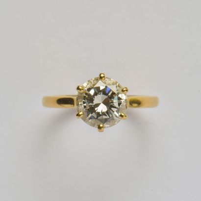 null *Bague solitaire en or jaune 18K (750/oo) centrée d'un diamant taille brillant...