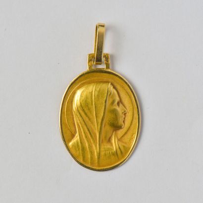 null Médaille religieuse en or jaune 18K (750/oo) figurant la Vierge, signée GRUN....