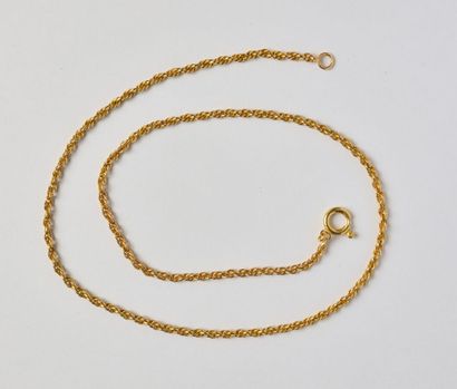 null Chain in yellow gold 18K (750/oo) twisted rope. Length: 46 cm approximately....