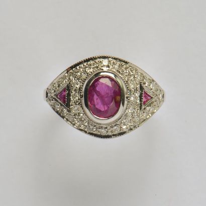 null 18K (750/oo) white gold ring centered on an oval ruby in a closed setting of...