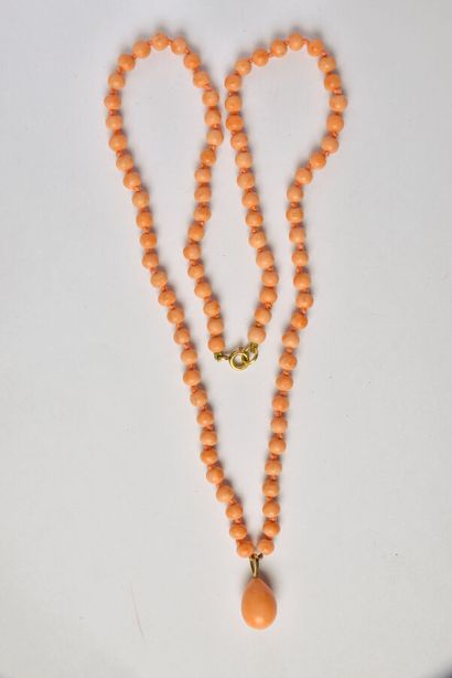 Necklace of coral pearls 