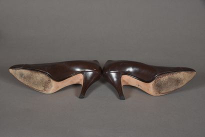 null ANDREA PFISTER. Pair of brown leather pumps with a comma cut effect on the vamp....