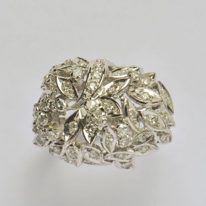 null 18K (750/oo) white gold ring forming an openwork plant dome set with 8x8 diamonds....