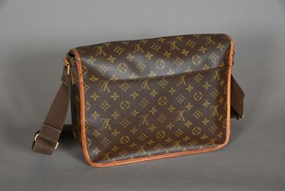 null LOUIS VUITTON. Bosphorus Messenger bag in Monogram canvas and natural leather,...
