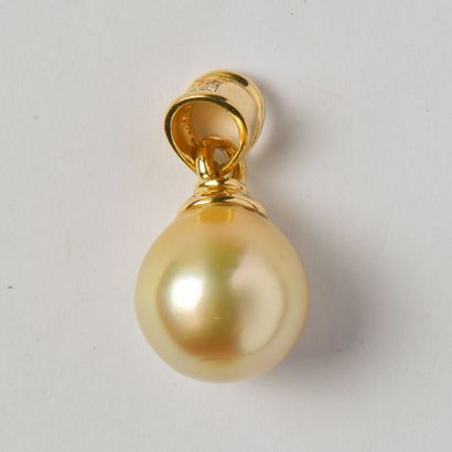 18K (750/oo) yellow gold pendant holding...