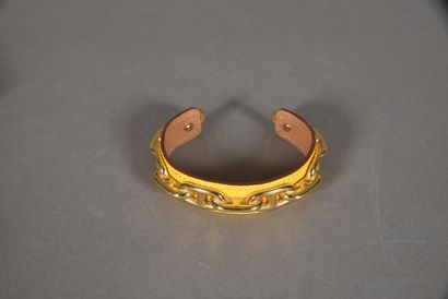 null HERMES Paris made in France. Bracelet jonc ouvert en cuir grainé bouton d'or...