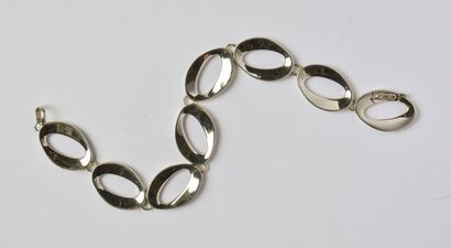 null Bracelet in 18K (750/oo) white gold composed of stylized oval openwork links....