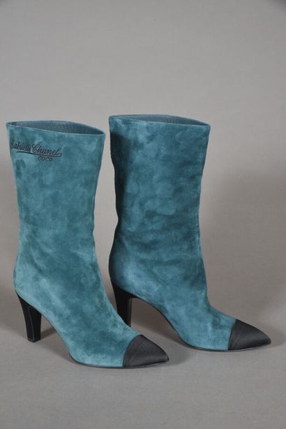 null CHANEL. Pair of green turquoise suede ankle boots with pointed toe and 8.5cm...