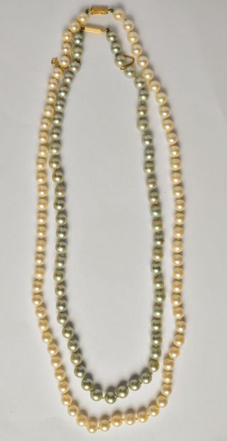 null *Lot including two necklaces of cultured pearls in choker, one of cream pearls...