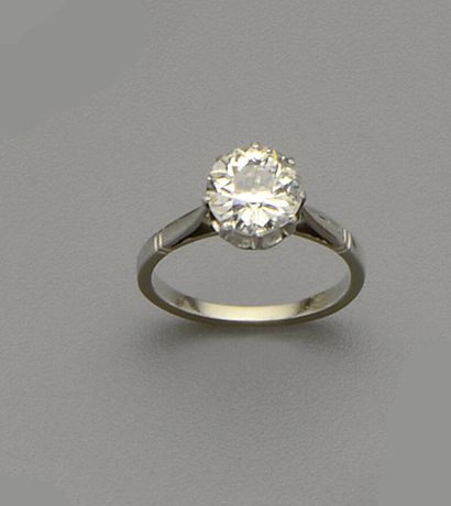 null 18K (750/oo) white gold and platinum (850/oo) solitaire ring centered with an...