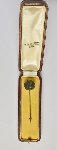 null Épingle de cravate en or jaune 18K (750/oo) ornée d'une pièce antique en bronze....