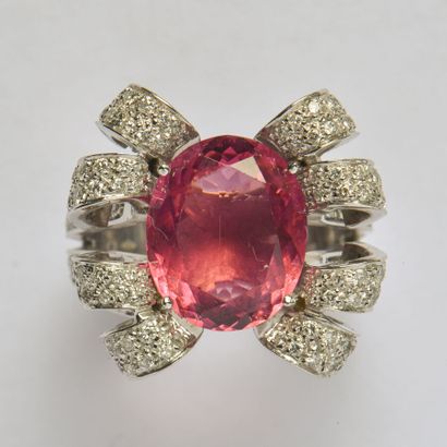 null 18K (750/oo) white gold ring centered with an oval pink tourmaline weighing...