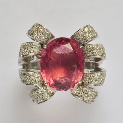 null Bague en or gris 18K (750/oo) centrée d'une tourmaline rose ovale calibrant...