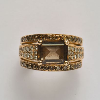 null 18K (750/oo) yellow gold ring centered on a rectangular cut smoky quartz set...