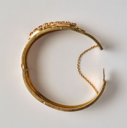 null 18K (750/oo) yellow gold articulated bangle bracelet, the central motif decorated...