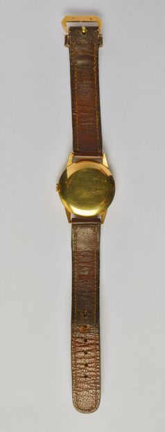 null LIP: 18K (750/oo) yellow gold watch, round dial with two-tone background, golden...