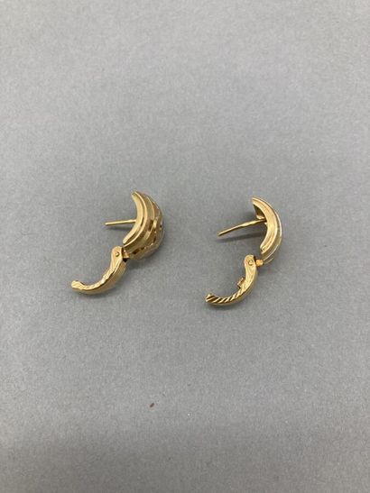 null Une paire de boucles d'oreilles or deux tons amaties et ciselées, bossuées 3,4...