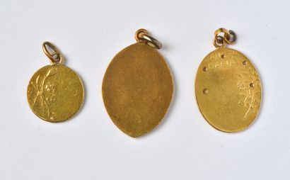 null Lot en or jaune 18K (750/oo) comprenant trois médailles religieuses : une ronde...