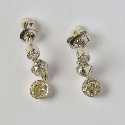 null Pair of 18K (750/oo) white gold earrings, each with three old-cut diamonds in...