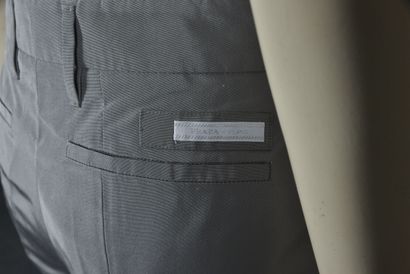 null PRADA Pantalon soie gris argenté, pince devant, larges revers. T40 italien.