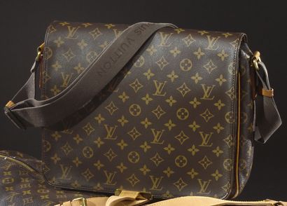 null LOUIS VUITTON.
Sac Messenger en toile Monogram et cuir naturel, fermoir aimanté...